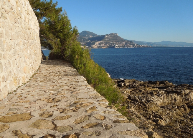 Paradise Cote D'Azur, Beautiful 45 minute coastal walk., Image 19