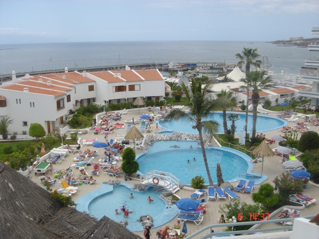 2 Bed Club Atlantis , Ariel view of Swimming pool layout, Image 3