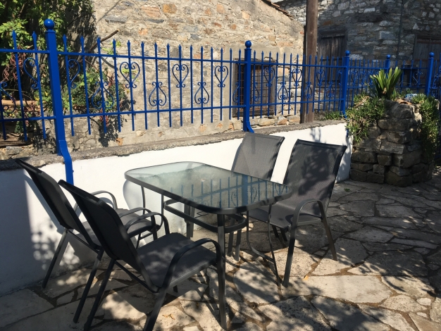 House in Samos, Outside dining table and four chairs, Image 14