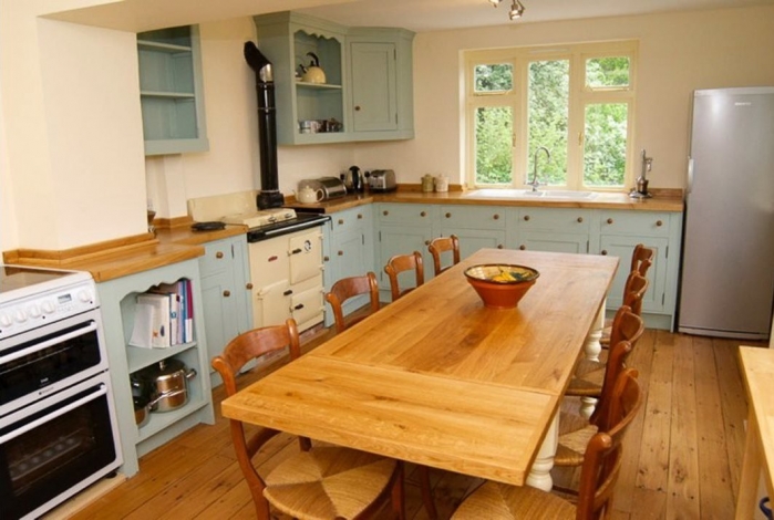 Hartwell, The kitchen table extends to seat up to 10, Image 6